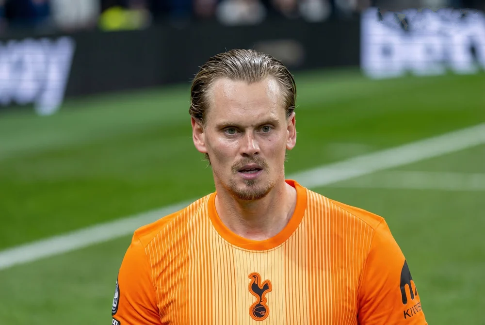 Totalt Tottenham-kollaps - udskifter målmand efter 17 minutter efter 2 fejl!