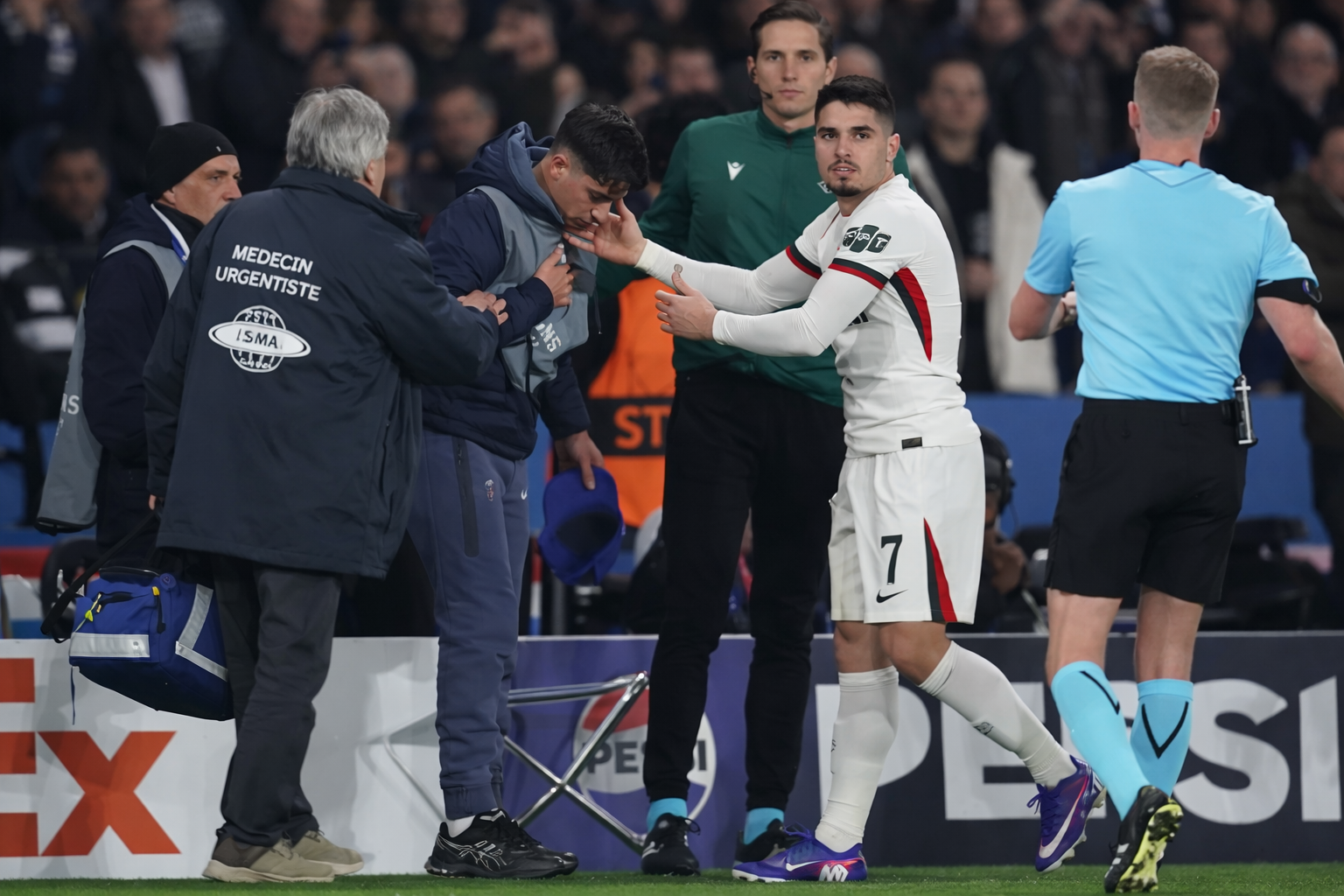 Chelsea-profil i modvind: Skubbede bolddreng – UEFA åbner sag