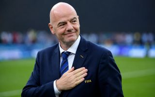 FIFA-præsident Infantino med hånden til hjertet på en fodboldbane